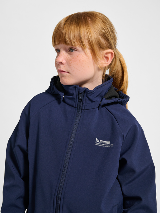 hmlJR LOOSE SOFTSHELL JACKET, BLACK IRIS, model