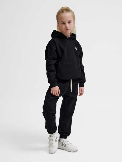 hmlJR LOOSE SWEATPANTS BEE, BLACK, model