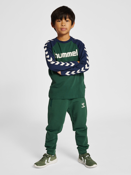 hmlBOYS T-SHIRT L/S, PINENEEDLE, model