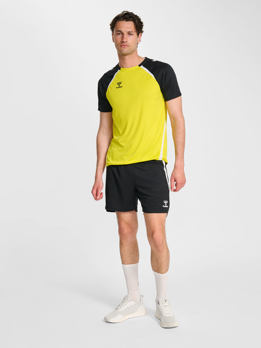 hmlLEAD 2.0 SHORTS, BLACK, model