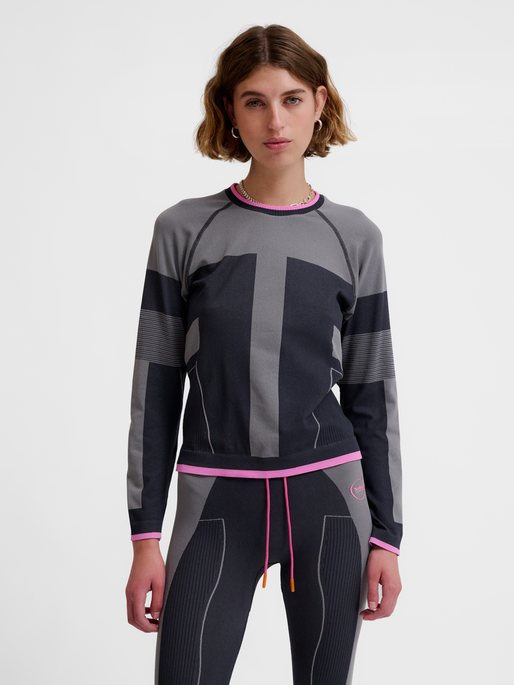 hmlSEAMLESS TEE LS, OBSIDIAN, model