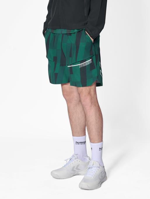hmlCOURT AOP POCKET SHORTS, RAIN FOREST, model