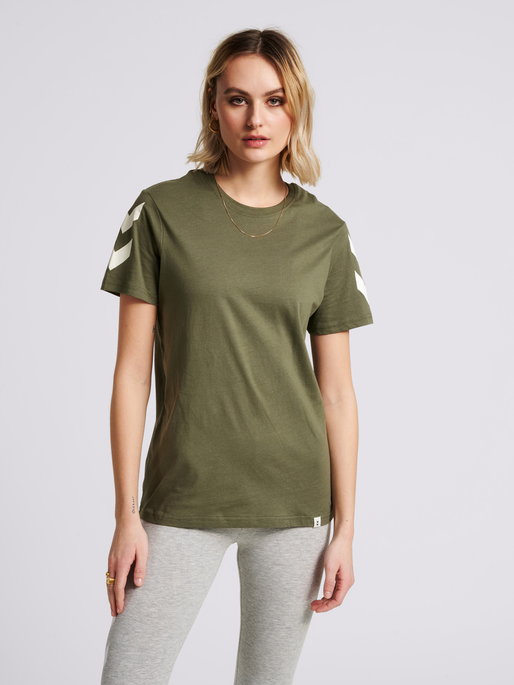 hmlLEGACY CHEVRON T-SHIRT, BEETLE, model