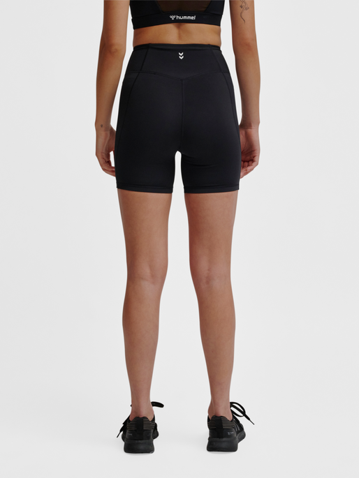hmlMT ACTIVE HW TIGHT SHORTS, BLACK, model