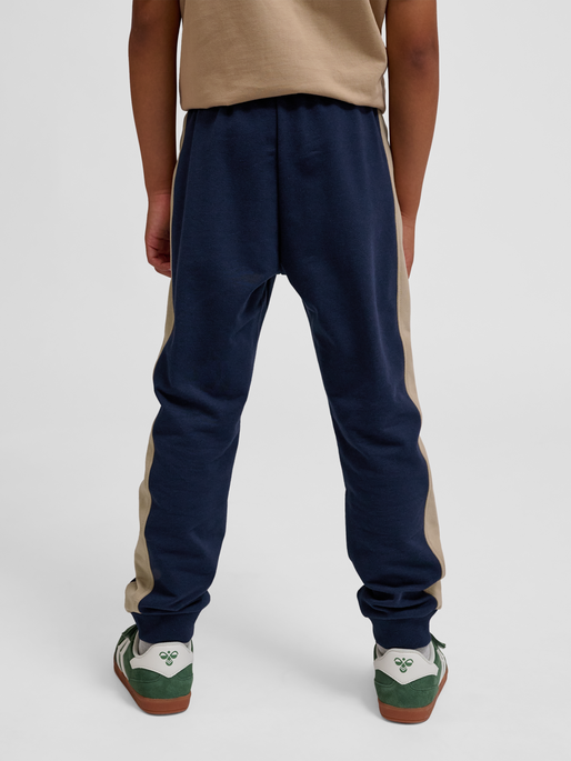 hmlESSEN PANTS, BLACK IRIS, model