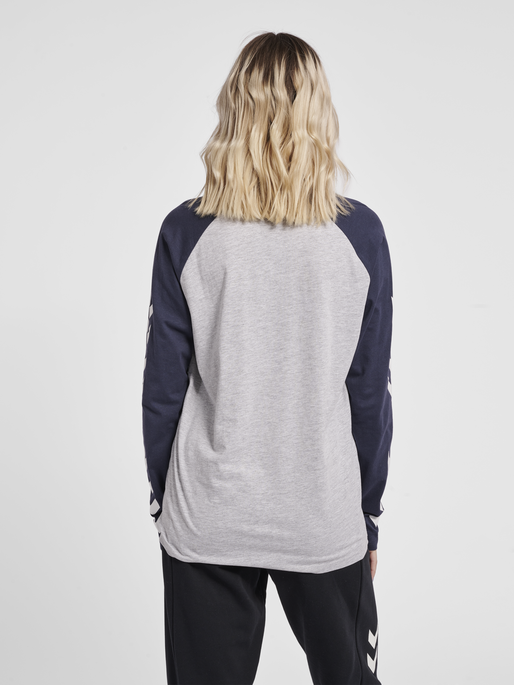 hmlLEGACY BLOCKED T-SHIRT L/S, BLUE NIGHTS, model