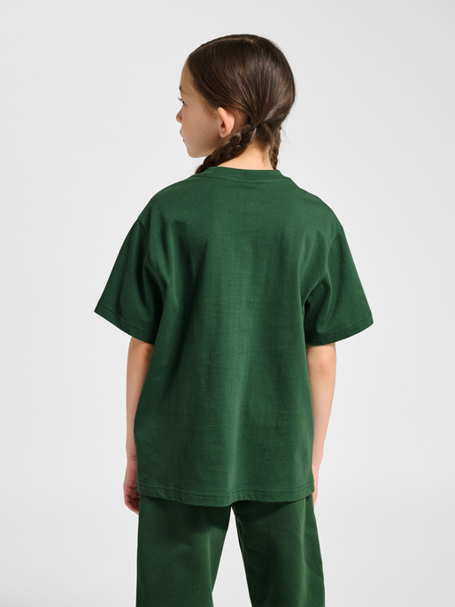 hmlCLEAN T-SHIRT S/S, DARK GREEN, model