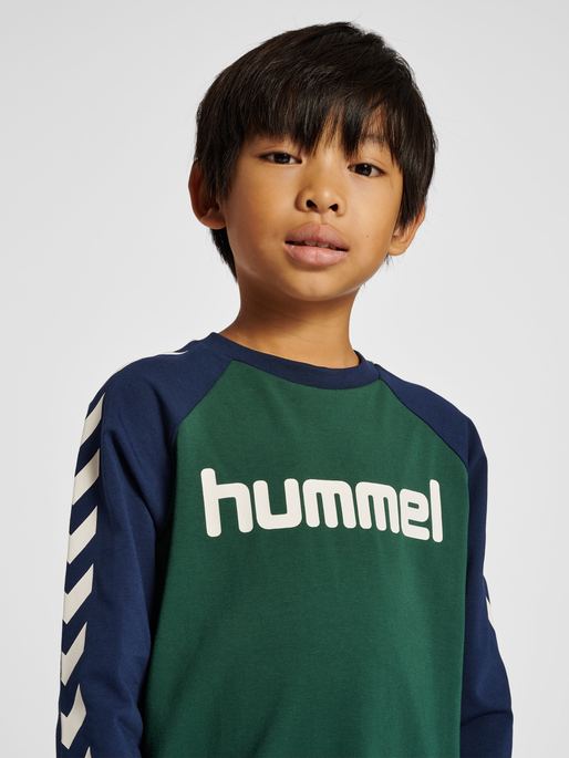 hmlBOYS T-SHIRT L/S, PINENEEDLE, model