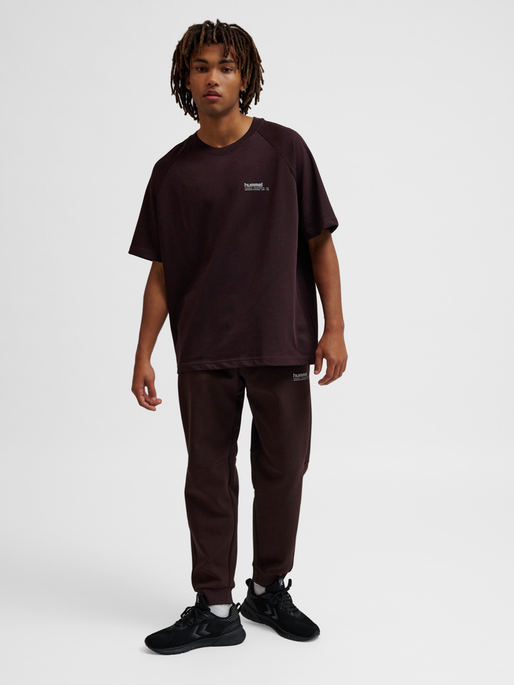 hmlTECH LOOSE TEE, CHOCOLATE PLUM, model