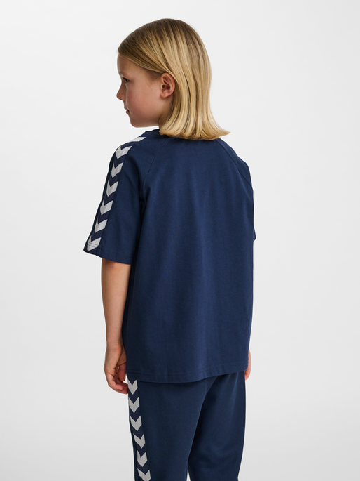hmlJR ARCHIVE LOOSE T-SHIRT S/S, DRESS BLUES, model