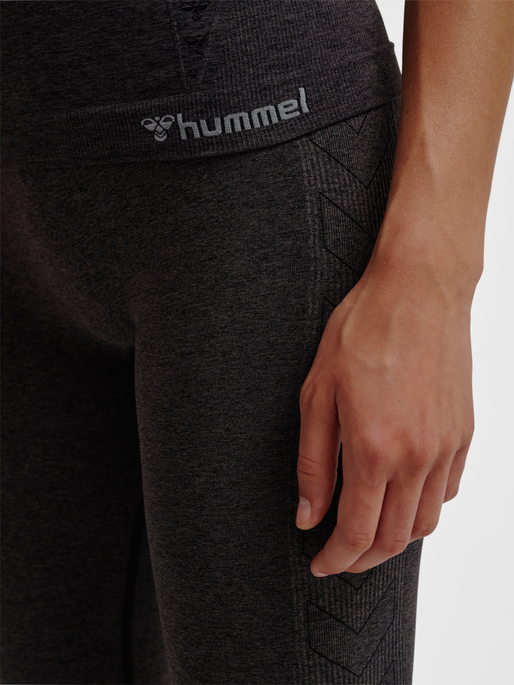 hmlCI SEAMLESS 3/4 TIGHTS, BLACK MELANGE, model