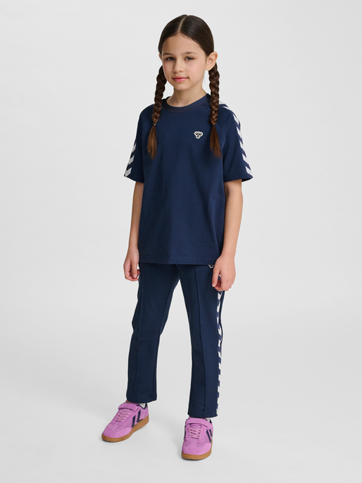 hmlJR ARCHIVE LOOSE T-SHIRT S/S, DRESS BLUES, model