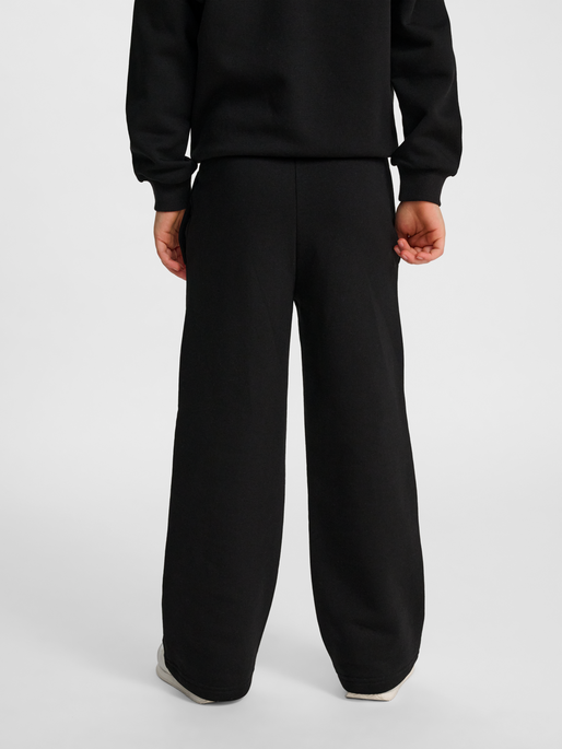 hmlJR LOOSE WL SWEATPANTS BEE, BLACK, model