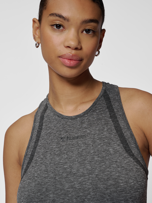 hmlMT HYPER SEAMLESS TANKTOP, BLACK MELANGE, model