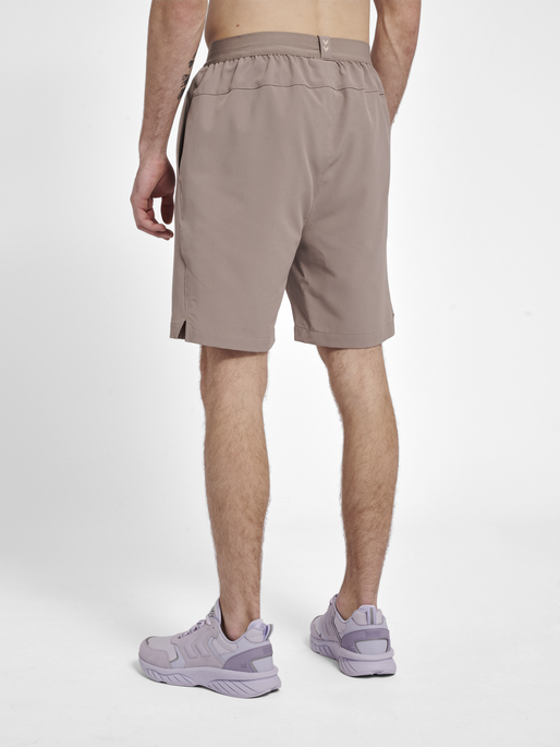 hmlMT DRAGON SHORTS, DRIFTWOOD, model