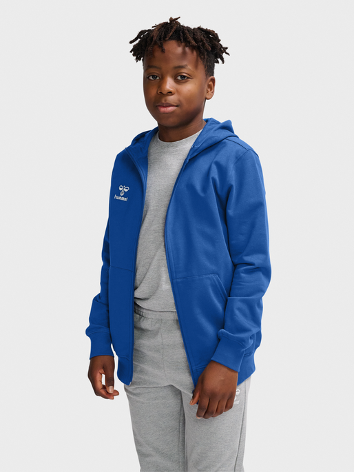 hmlGO 2.0 ZIP HOODIE KIDS, TRUE BLUE, model