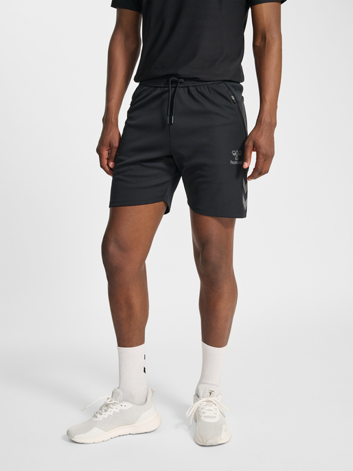 hmlCIMA 2.0 SHORTS, BLACK, model