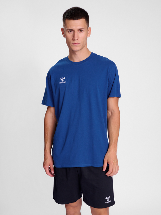 hmlGO 2.0 T-SHIRT S/S, TRUE BLUE, model