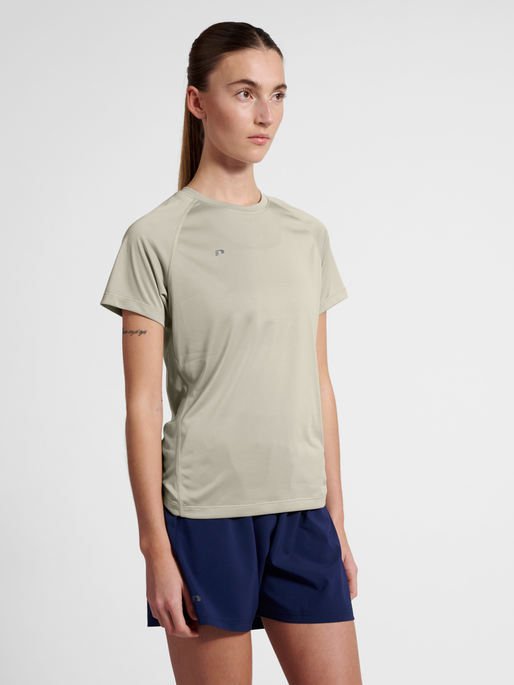 nwlBEAT W T-SHIRT, AGATE GREY, model