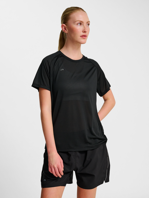 nwlBEAT W T-SHIRT, BLACK, model