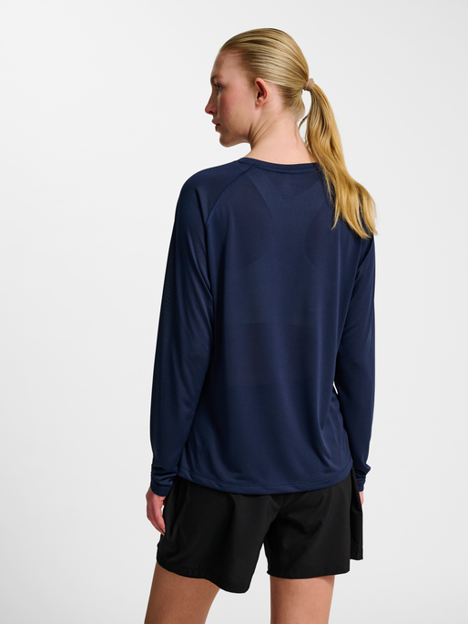 nwlBEAT W T-SHIRT L/S, BLACK IRIS, model