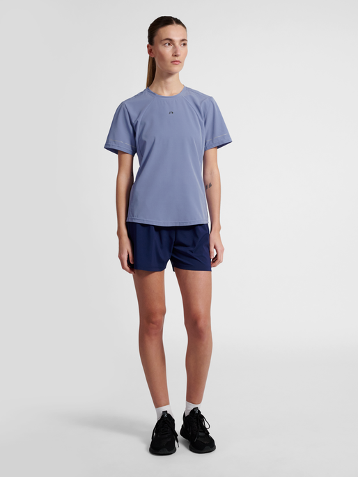 nwlBREATHE W T-SHIRT, ACTIVE BLUE, model