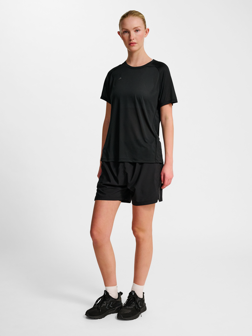 nwlBEAT W T-SHIRT, BLACK, model