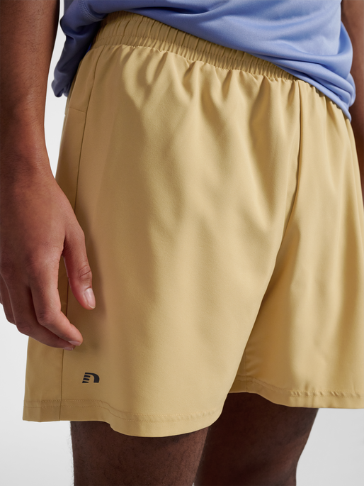 nwlMAX ZIP POCKET SHORTS, ANTELOPE, model