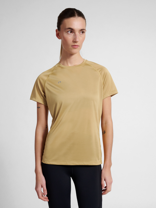 nwlBEAT W T-SHIRT, ANTELOPE, model