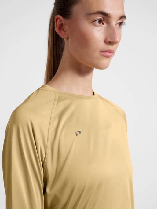 nwlBEAT W T-SHIRT L/S, ANTELOPE, model