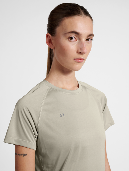 nwlBEAT W T-SHIRT, AGATE GREY, model