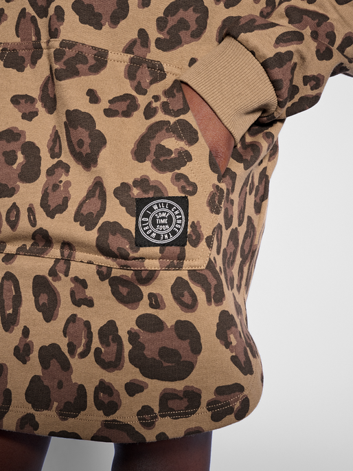 stmEASTWOOD HOODIE, SEPIA TINT, model